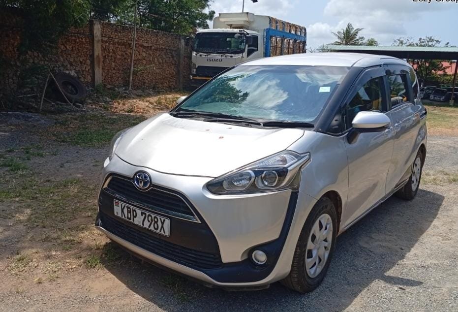 Toyota Sienta image 1